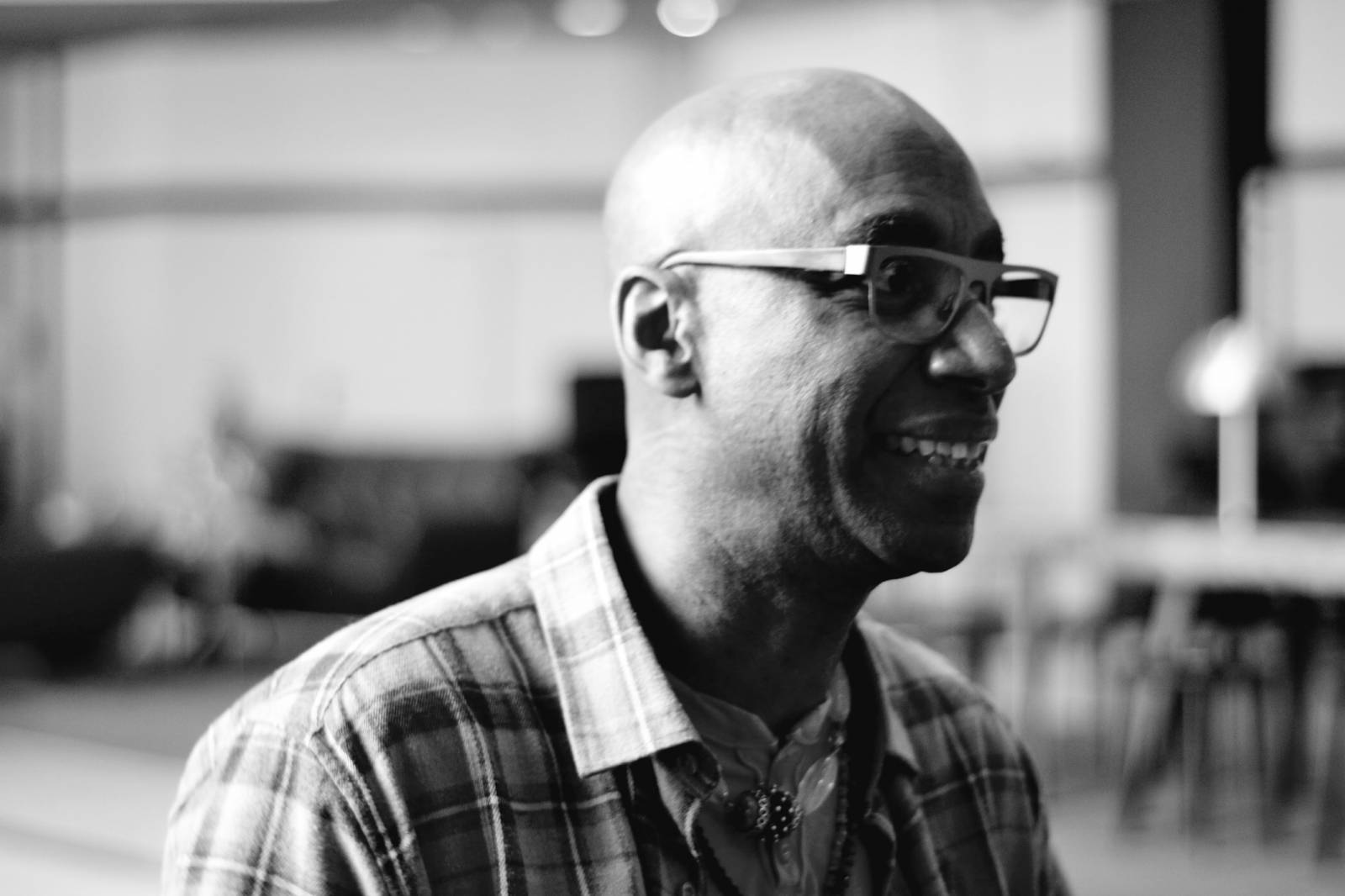 ROZHOVOR | Omar Hakim: Nahrávat s Bowiem, Stingem či Foo Fighters byl splněný sen. Spolupráce s Rišo Müllerem byla nezapomenutelná