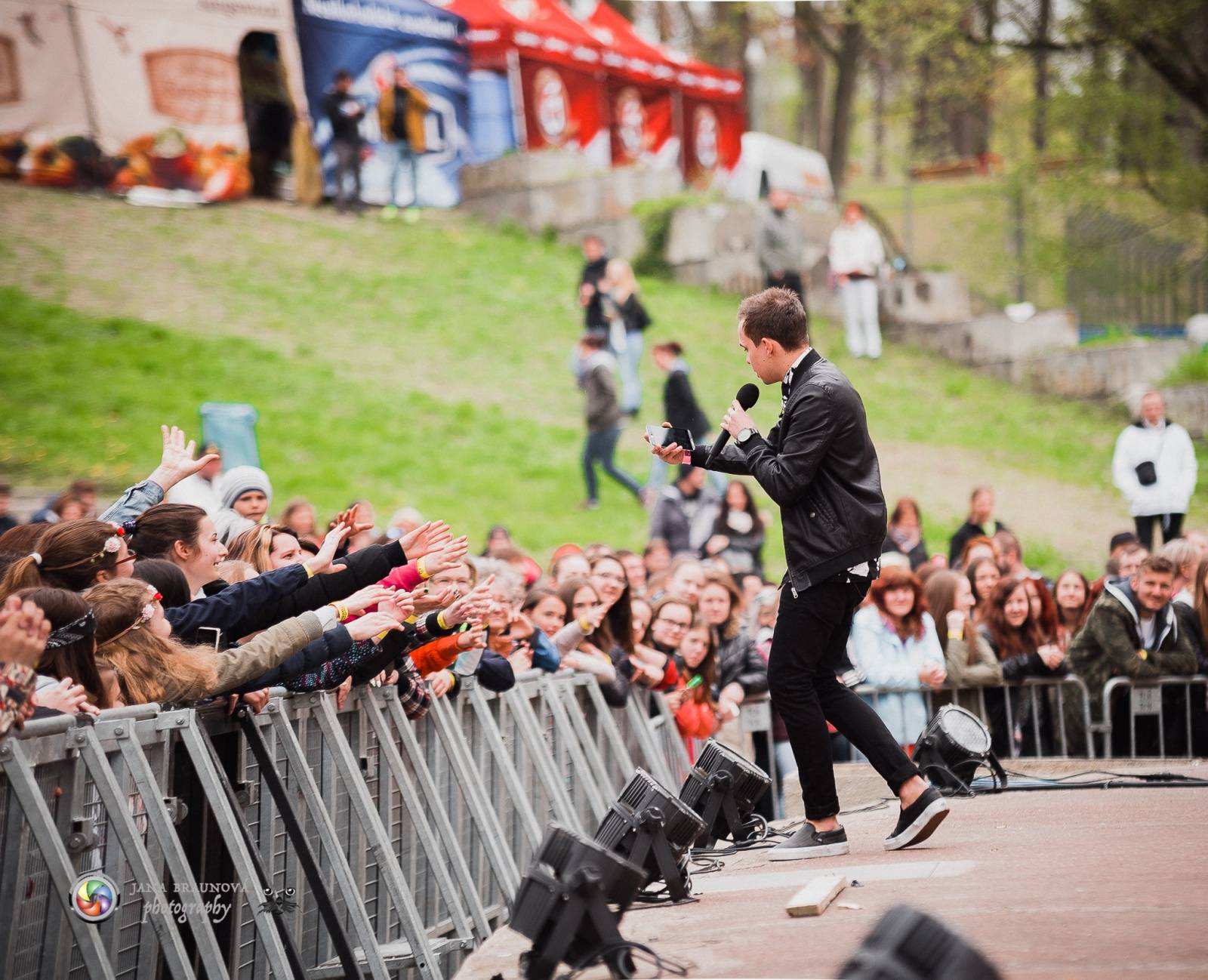 Plzeňský Majáles: TOP 6 momentů - Jiří Macháček tančil v dešti, Petr Lexa ze Slzy poslal mobil do publika