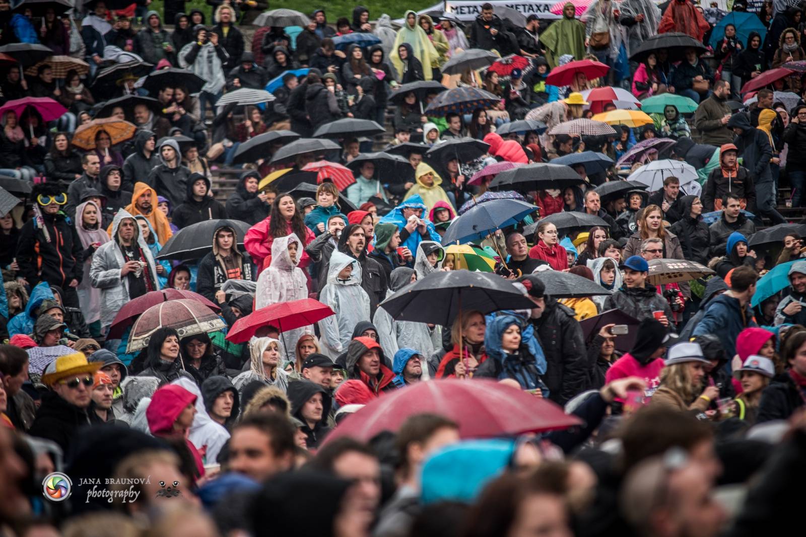 Plzeňský Majáles: TOP 6 momentů - Jiří Macháček tančil v dešti, Petr Lexa ze Slzy poslal mobil do publika