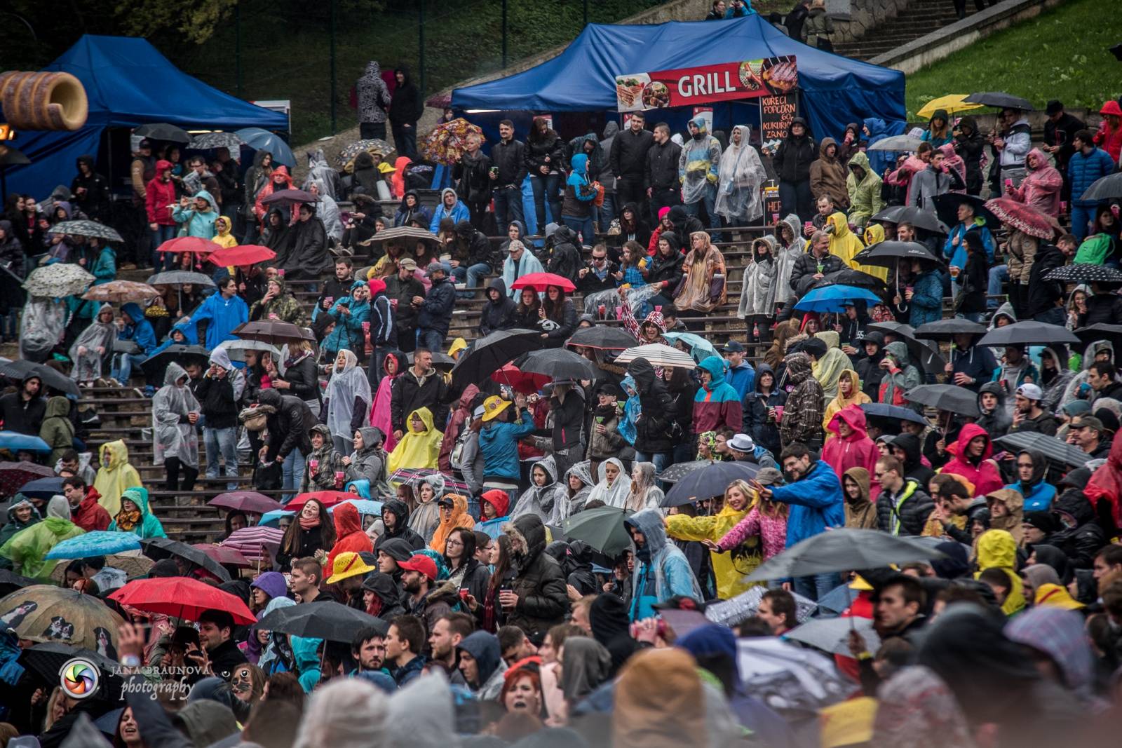 Plzeňský Majáles: TOP 6 momentů - Jiří Macháček tančil v dešti, Petr Lexa ze Slzy poslal mobil do publika