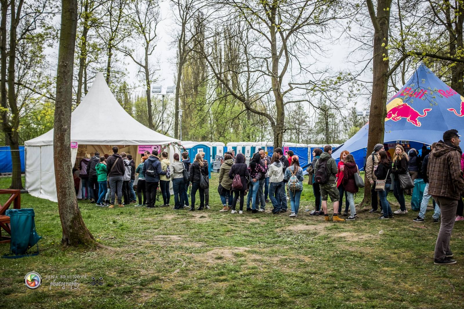 Plzeňský Majáles: TOP 6 momentů - Jiří Macháček tančil v dešti, Petr Lexa ze Slzy poslal mobil do publika