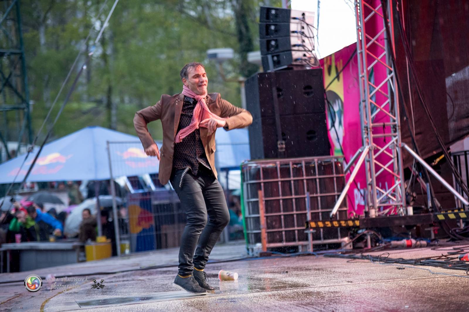 Plzeňský Majáles: TOP 6 momentů - Jiří Macháček tančil v dešti, Petr Lexa ze Slzy poslal mobil do publika