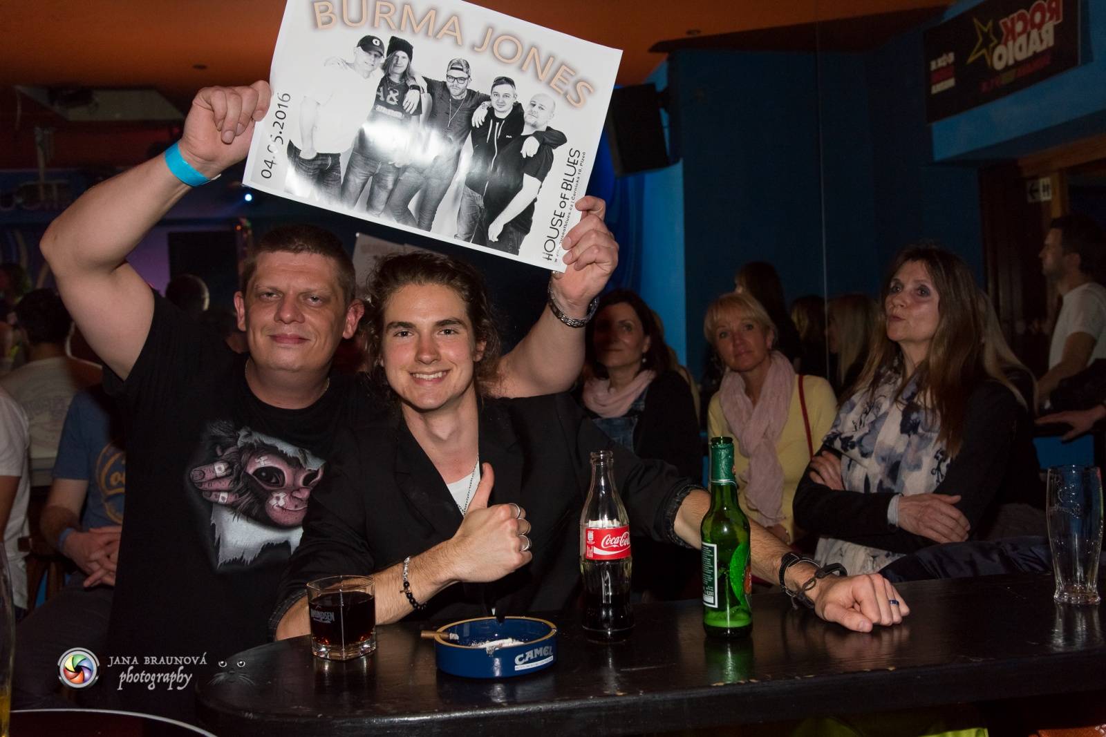 LIVE: Burma Jones a Jaro Smejkal uctili památku Prince, zahráli Purple Rain. A pokřtili nový singl Co mě čeká