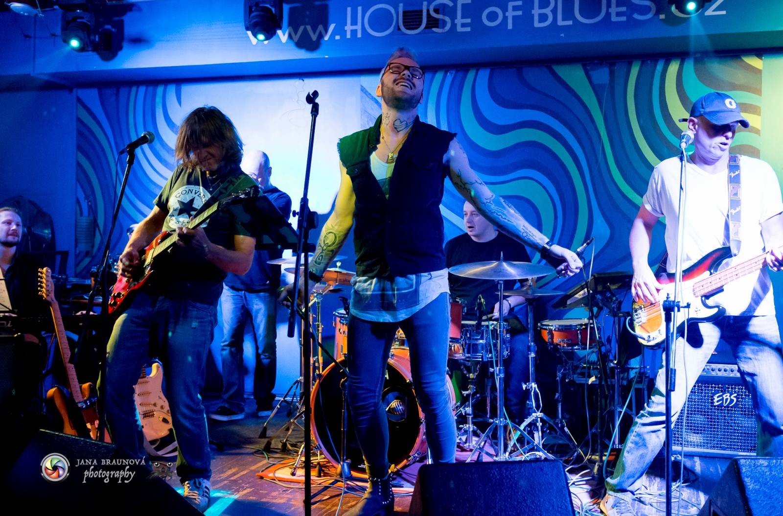 LIVE: Burma Jones a Jaro Smejkal uctili památku Prince, zahráli Purple Rain. A pokřtili nový singl Co mě čeká