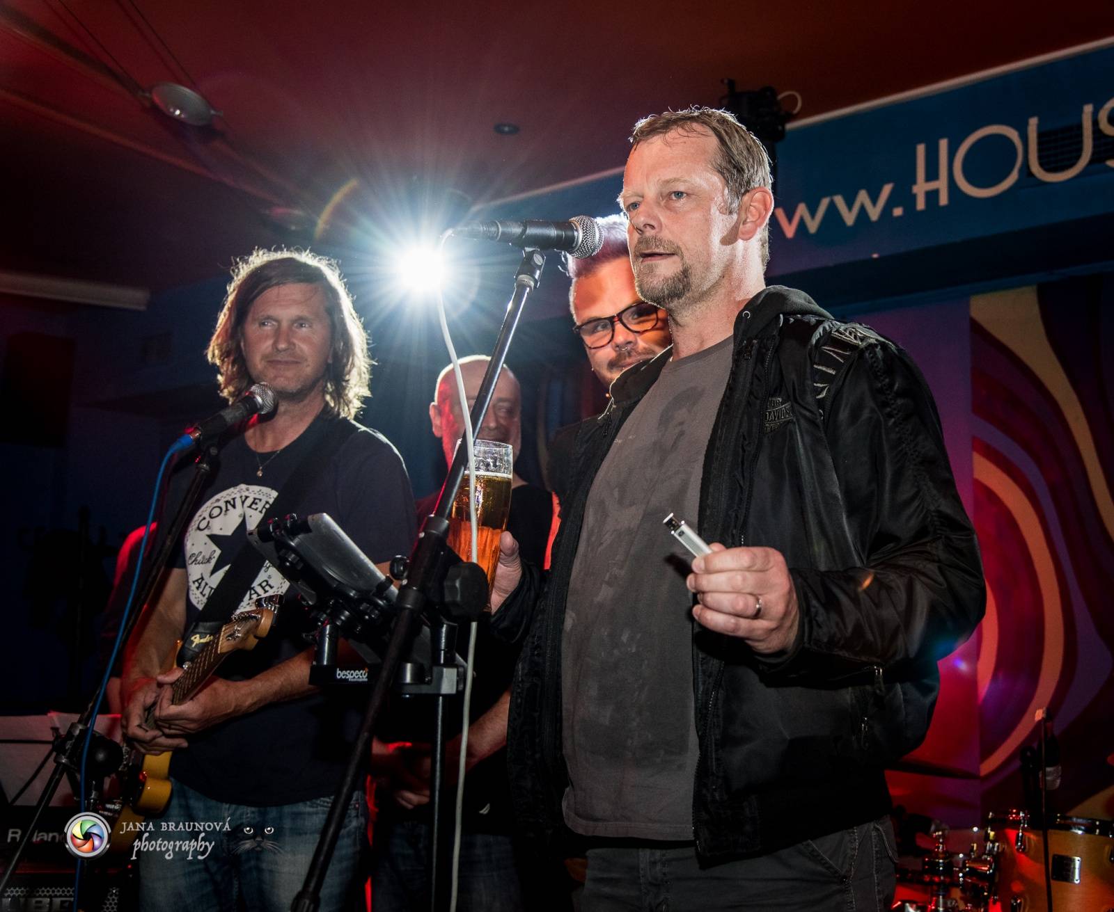 LIVE: Burma Jones a Jaro Smejkal uctili památku Prince, zahráli Purple Rain. A pokřtili nový singl Co mě čeká