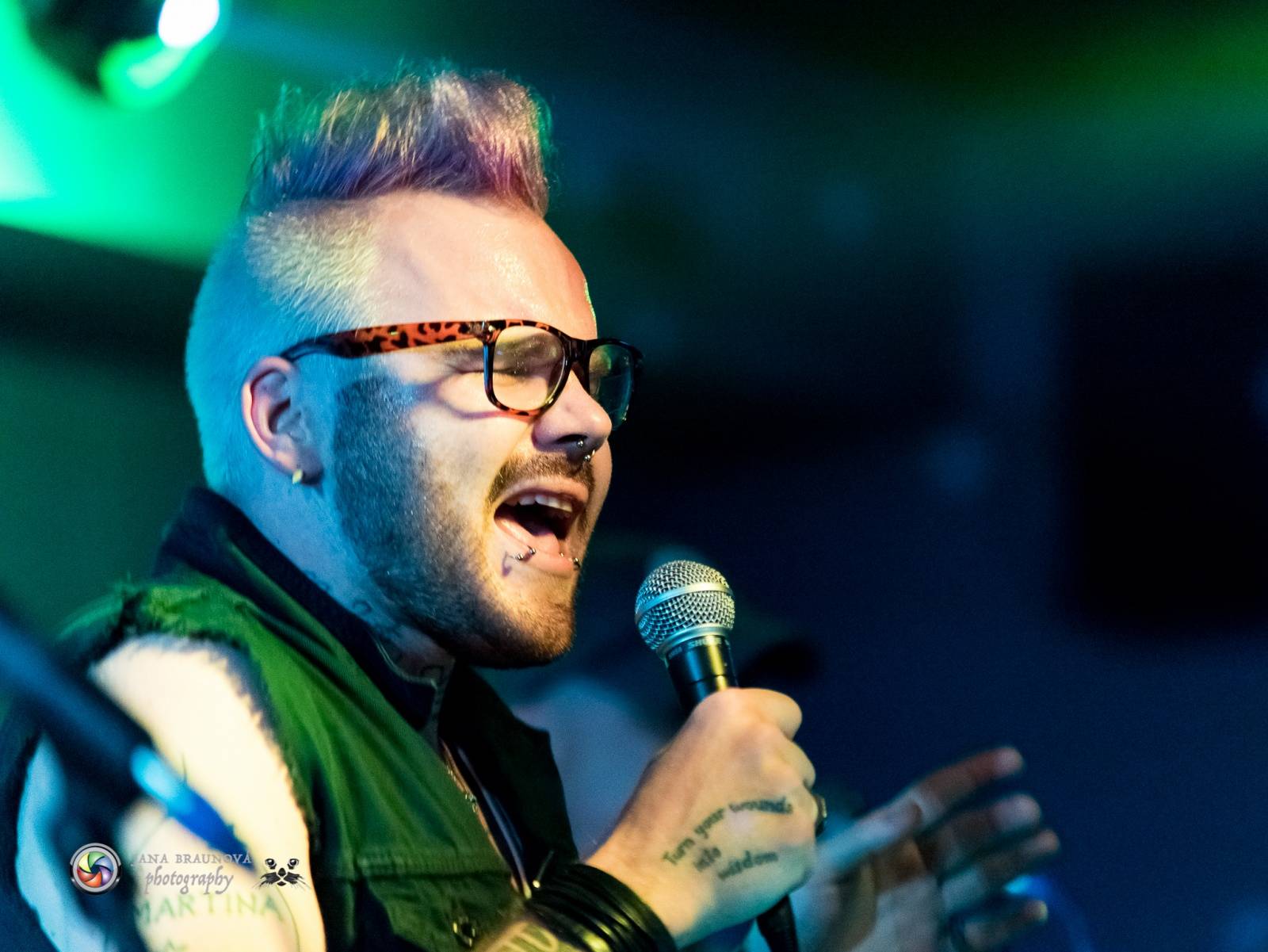 LIVE: Burma Jones a Jaro Smejkal uctili památku Prince, zahráli Purple Rain. A pokřtili nový singl Co mě čeká