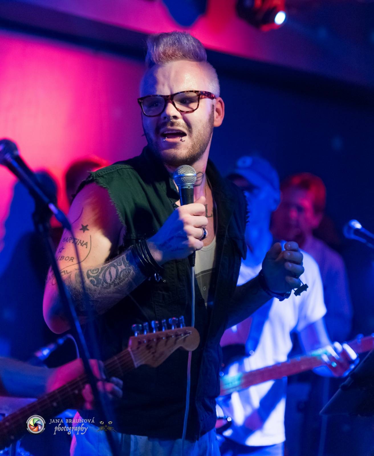 LIVE: Burma Jones a Jaro Smejkal uctili památku Prince, zahráli Purple Rain. A pokřtili nový singl Co mě čeká