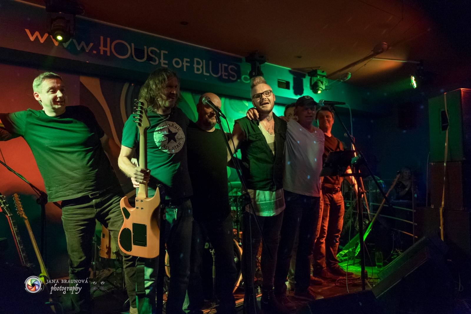 LIVE: Burma Jones a Jaro Smejkal uctili památku Prince, zahráli Purple Rain. A pokřtili nový singl Co mě čeká