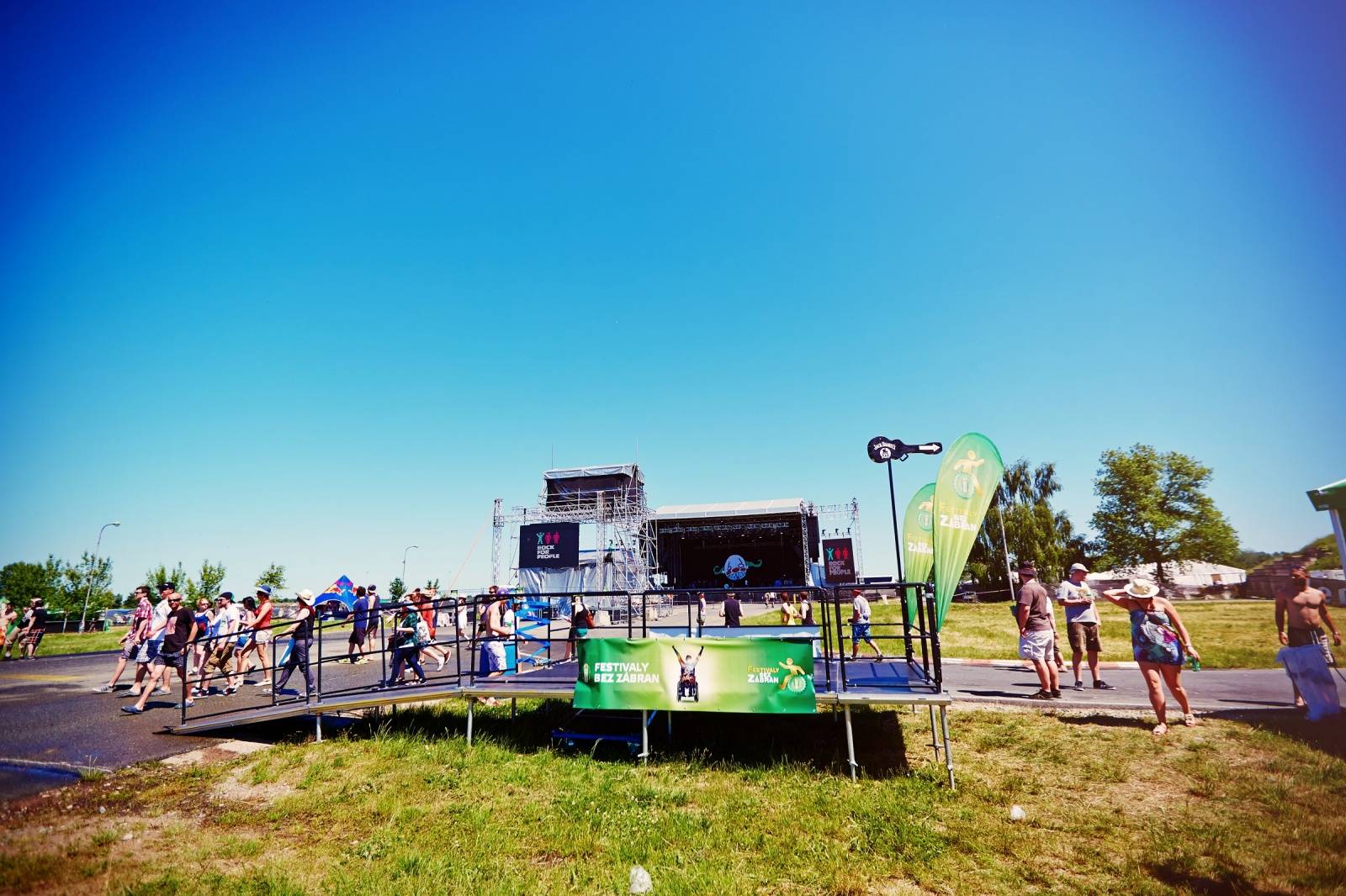 Rock for People láká na skvělou hudbu, vychlazený Staropramen i bezbariérový areál