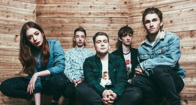 Dlouhé vlasy, kytary a křik - kapely, kde zpívají holky a možná je ani neznáte