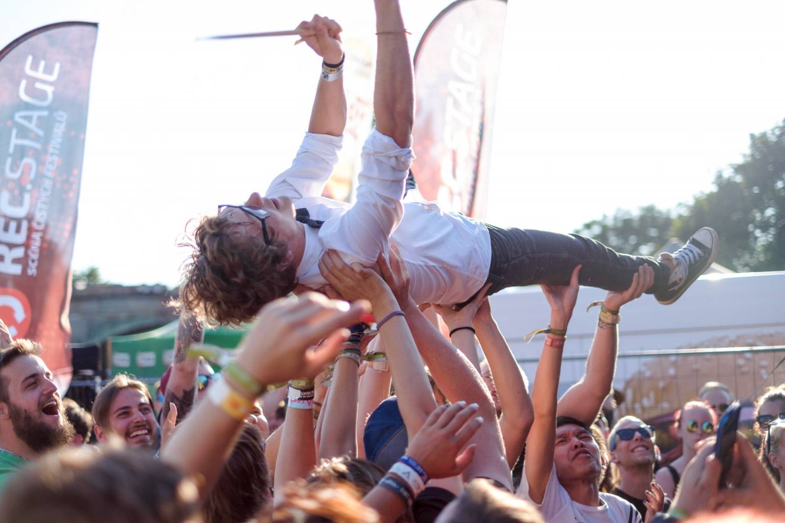 Recyklovaná stage na letních festivalech přinesla několik hudebních objevů. Jakých?