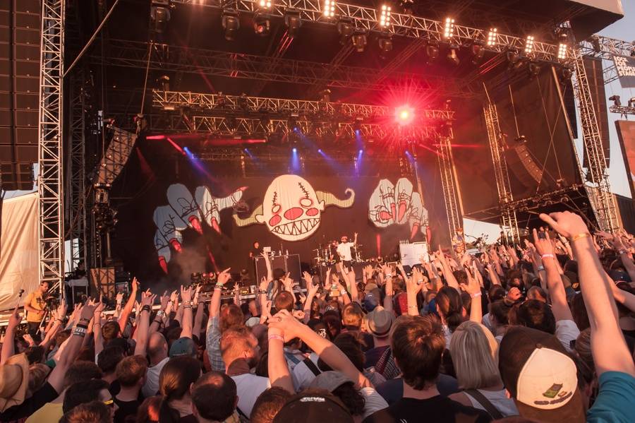 Hudební festivaly s našlápnutým line-upem se blíží. Šetři kapsu a pořiď si lístky za polovic!