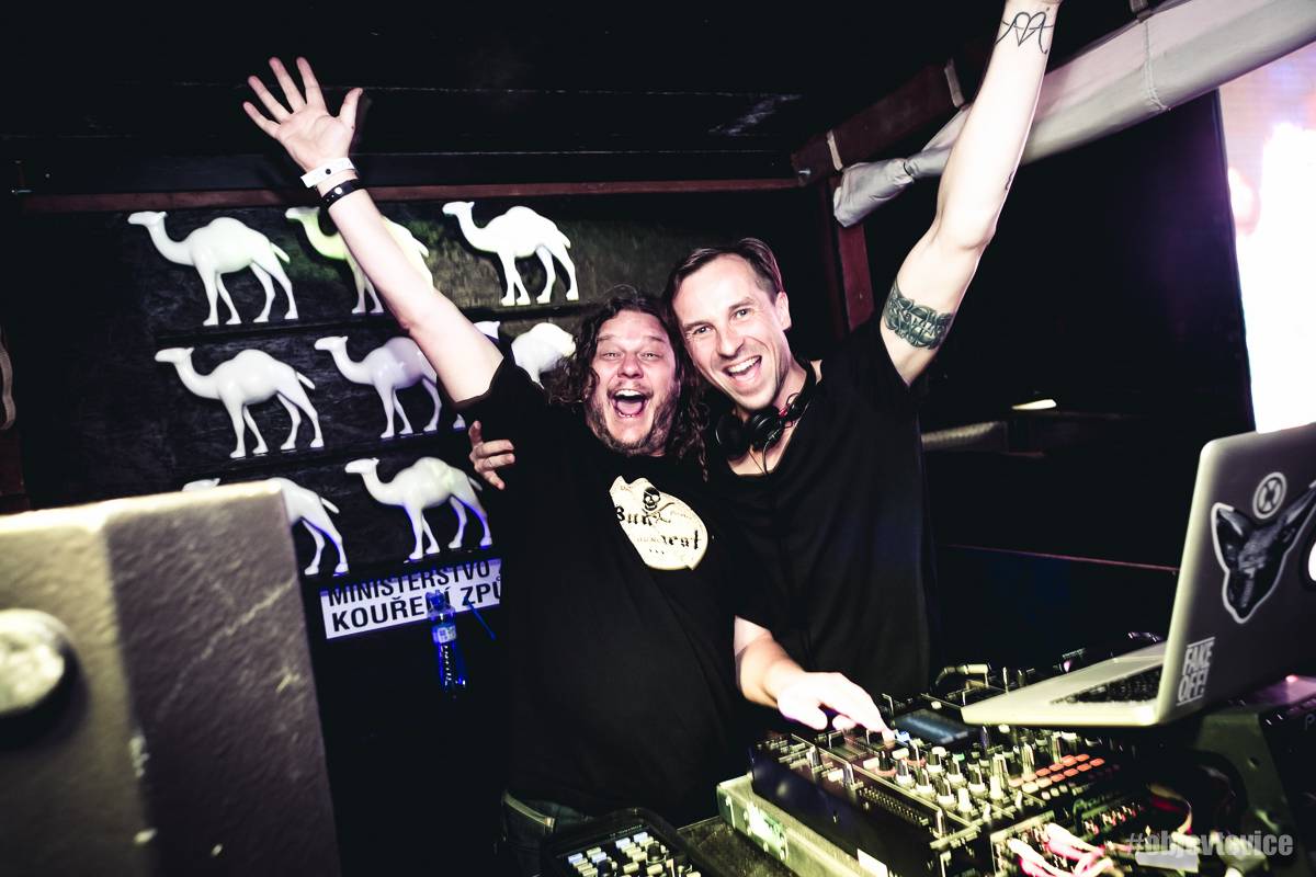 Hudební festivaly s našlápnutým line-upem se blíží. Šetři kapsu a pořiď si lístky za polovic!