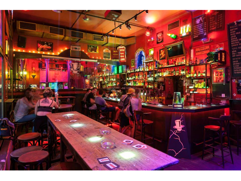 ANKETA: Hluk, policie i nižší tržby. Pražské kluby reagují na protikuřácký zákon