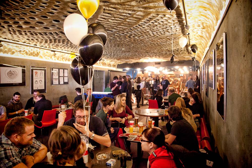 ANKETA: Hluk, policie i nižší tržby. Pražské kluby reagují na protikuřácký zákon