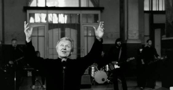 TOP 7 domácích vánočních hitů probíhající dekády: Václav Neckář, Ewa Farna nebo Xindl X