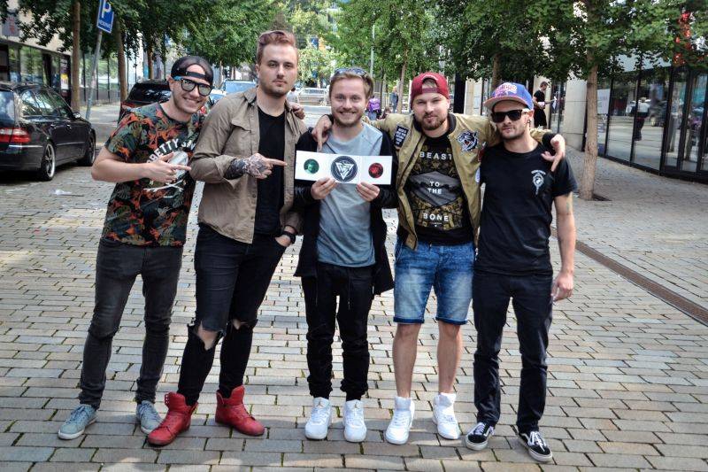 NOVOROČNÍ ANKETA (II.): Co přejí do roku 2018 Tata Bojs, Mandrage, Ondřej Brzobohatý, Thom Artway a další