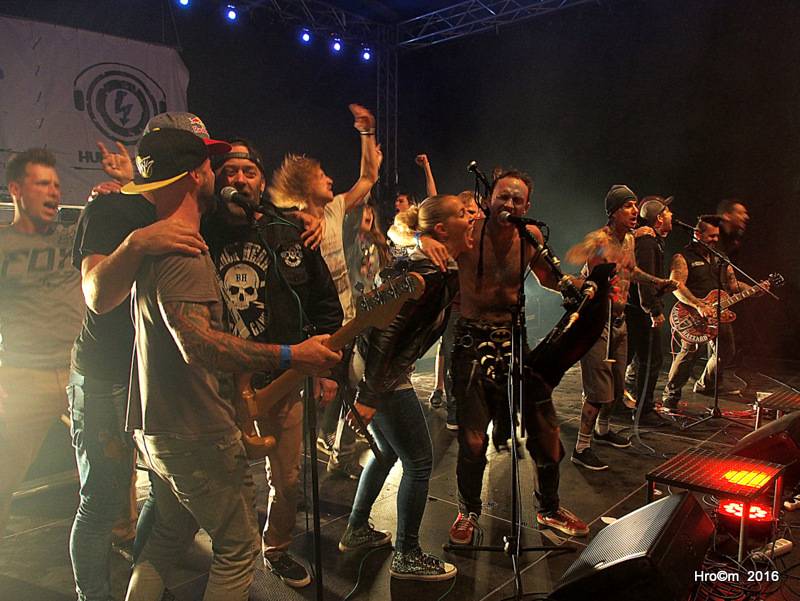 NOVOROČNÍ ANKETA (II.): Co přejí do roku 2018 Tata Bojs, Mandrage, Ondřej Brzobohatý, Thom Artway a další