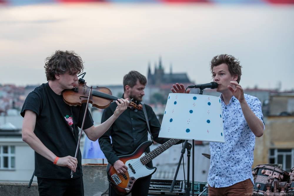 ANKETA (II:): Jak tráví léto muzikanti? Volt z UDG zažil divokou noc na přehradě, Thom z Imodium se chladí ledovými pytli