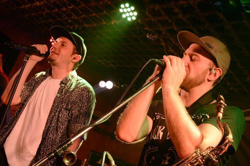 ANKETA (II:): Jak tráví léto muzikanti? Volt z UDG zažil divokou noc na přehradě, Thom z Imodium se chladí ledovými pytli