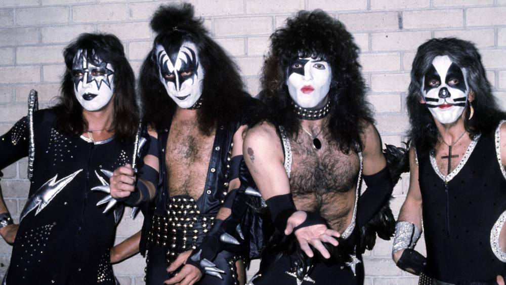 TOP 5 úletů zmalovaných bouřliváků Kiss: Prodej vzduchu, vlastní toaletní papír i výroky Genea Simmonse
