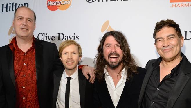 TOP 8 videoklipů Nirvany: Chaos ve školní tělocvičně, ukřižovaný Santa i ničení nástrojů v holčičích šatech