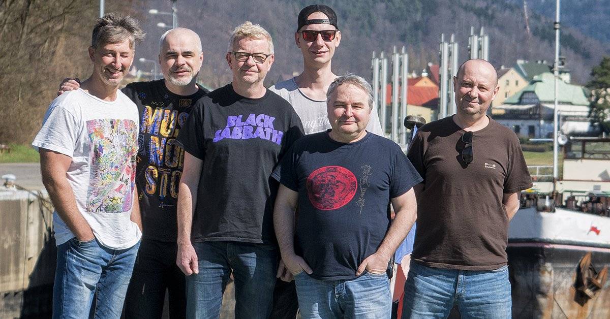 ANKETA (I.): Jak hodnotí uplynulý rok a co letos chystají Mňága a Žďorp, Vypsaná Fixa, Jelen, Pokáč a další?