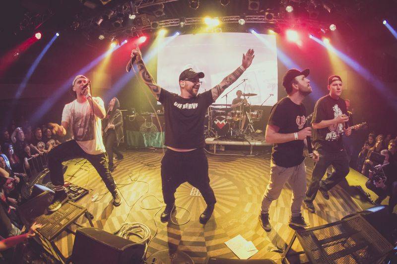 ANKETA (IV.): Co dělají muzikanti, když nehrají? Tonda Rauer z Harleje čte, Volt z UDG cestuje