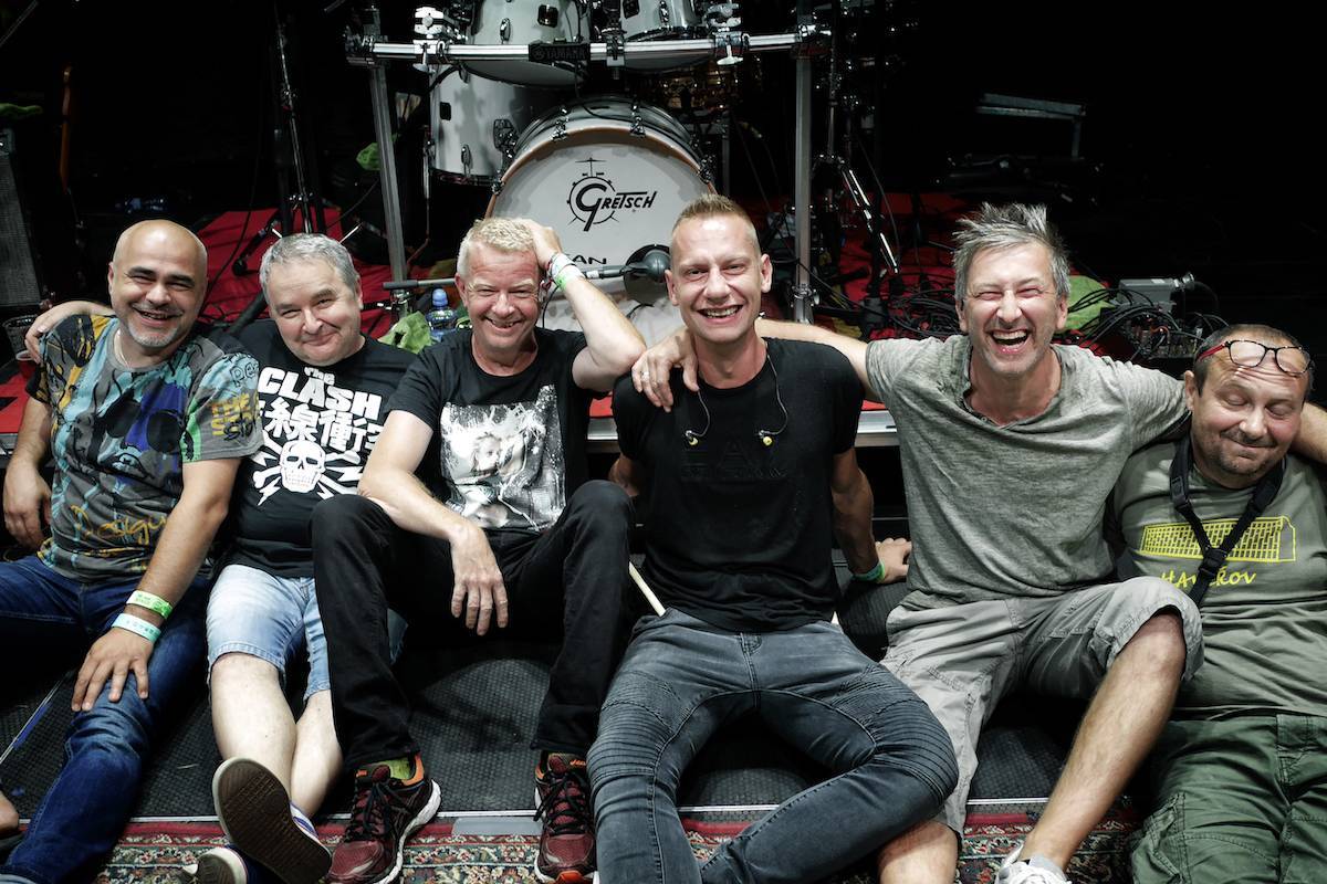 Víkend se živou hudbou: Kluby ožijí s Muchou nebo Cocotte Minute, David Koller podpoří nemocnici