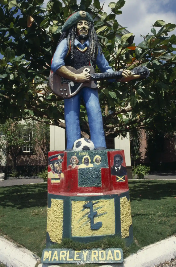 TOP 15 | Svrhnout, či nesvrhnout? Obludné i povedené sochy Kurta Cobaina, Michaela Jacksona, Chrise Cornella a dalších 