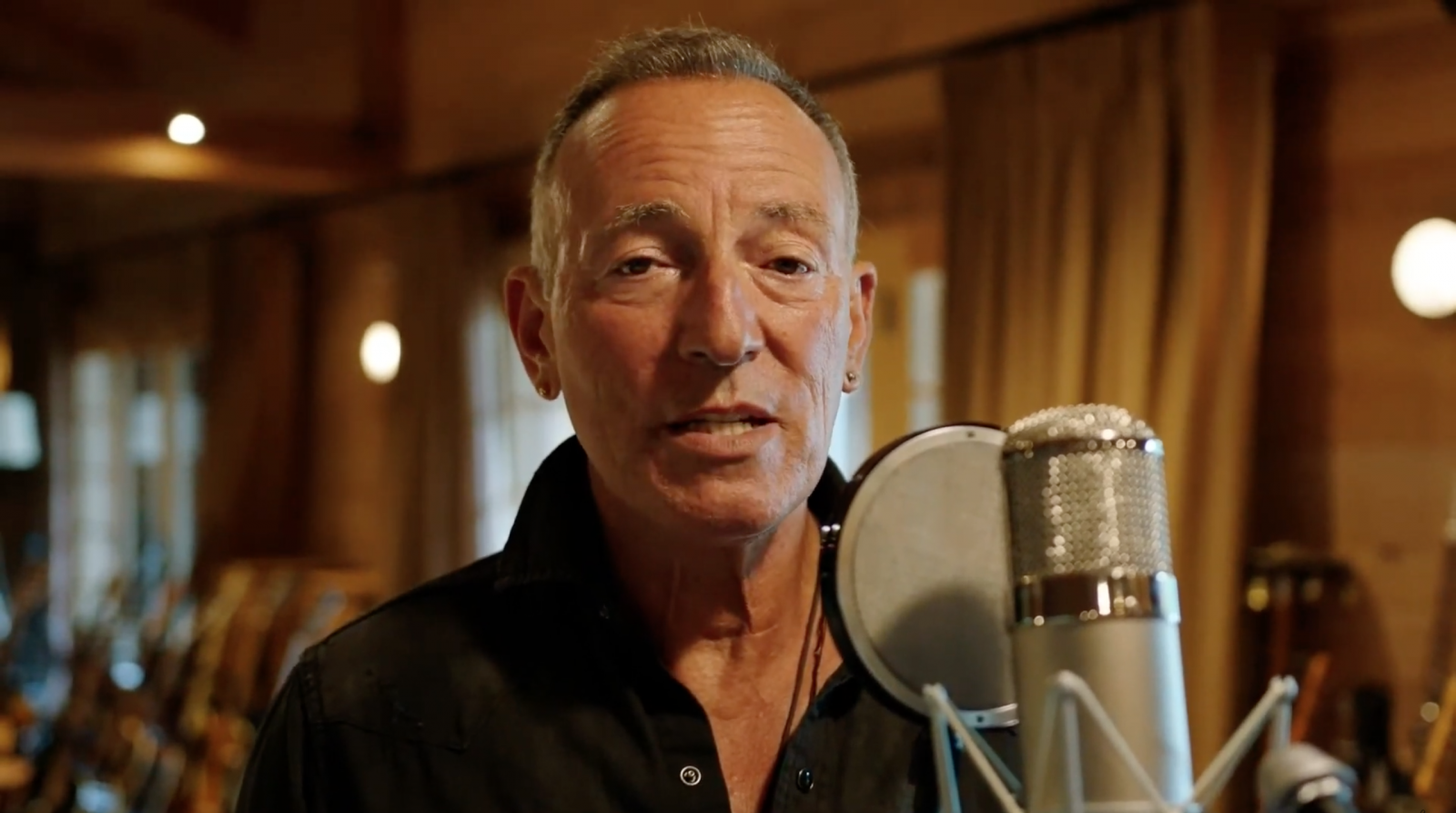 Bruce Springsteen, Tom Morello, Queens of The Stone Age a mnozí další zahráli pro Joe Strummera