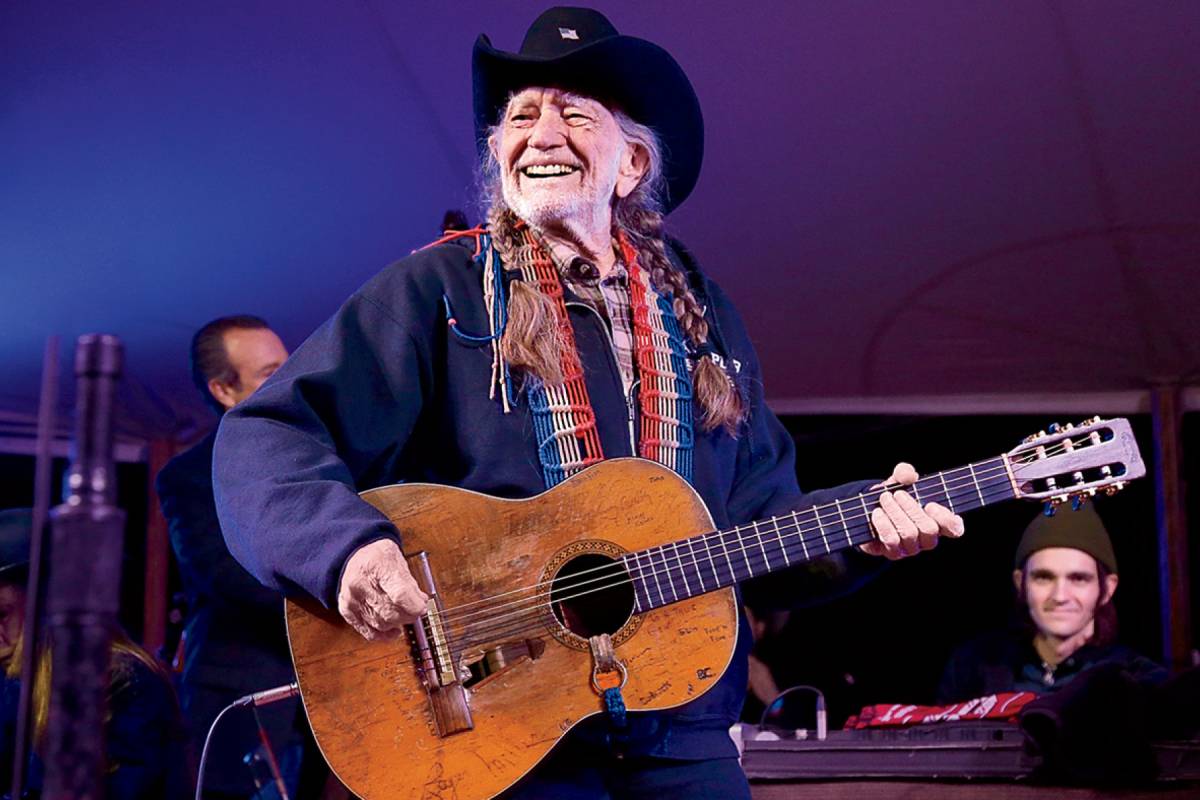 Pohodář Willie Nelson. Robert Plant a syn prezidenta Cartera vzpomínají na „dlouhej kouř“ s country legendou