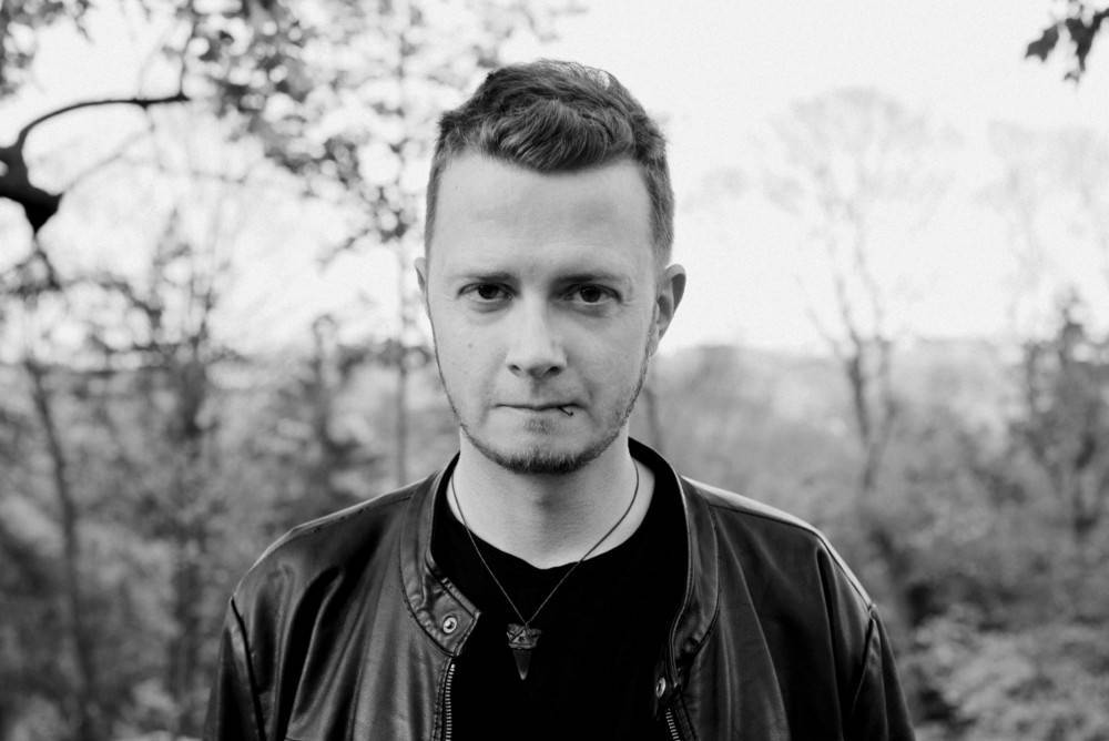 Anketa #4: Červená koncertům. Co si o nových opatřeních vlády myslí Emma Smetana, Jakub König nebo Saša Smutný?