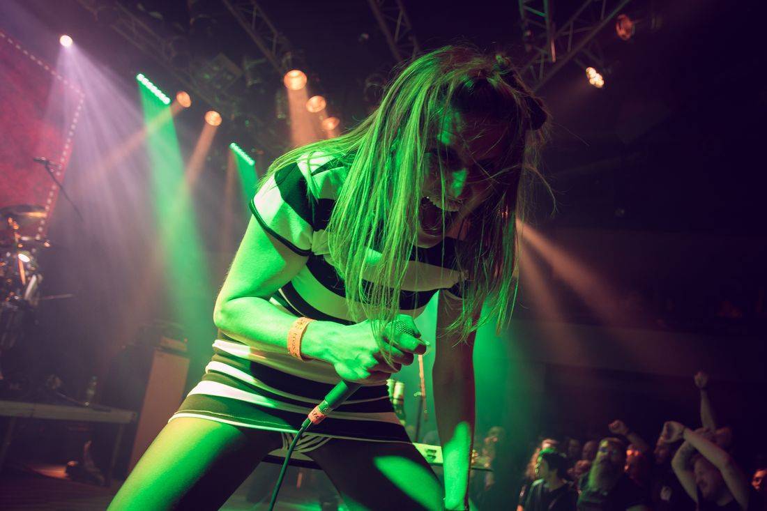 Zpěvem se viry šíří stejně jako mluvením, tvrdí britská studie. Rozhodující je hlasitost