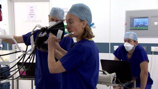 Zpěvem se viry šíří stejně jako mluvením, tvrdí britská studie. Rozhodující je hlasitost