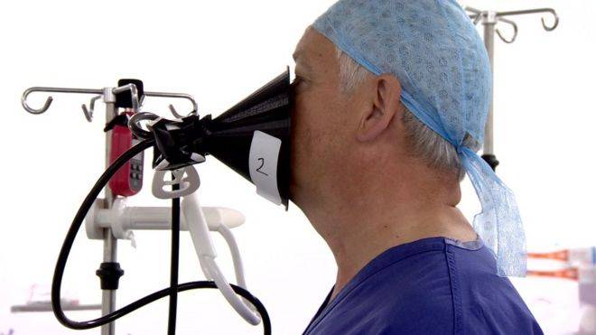 Zpěvem se viry šíří stejně jako mluvením, tvrdí britská studie. Rozhodující je hlasitost