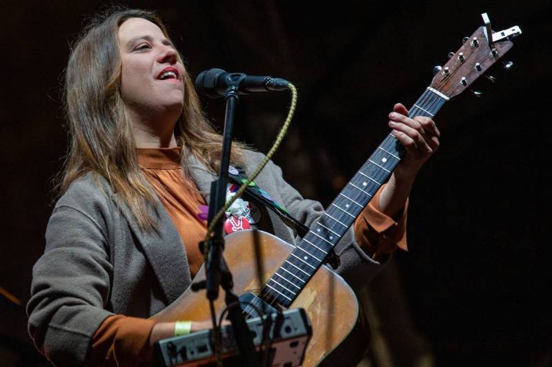 Hudba 17. listopadu: Virtuální koncerty odehrají Ewa Farna, Tomáš Klus nebo Katarzia. Aneta Langerová zazpívá ze střechy Národního divadla