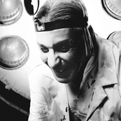 BIZÁR TÝDNE: Zpěvák Rammstein navrhl dildo, jmenuje se Tilldo. Till Lindemann začal podnikat v erotickém průmyslu