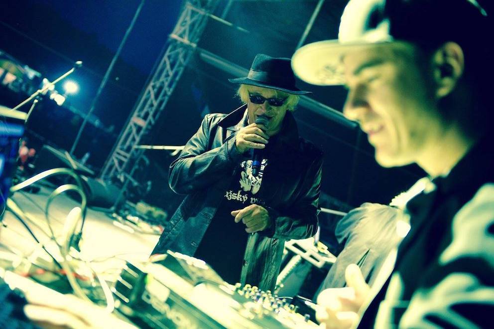 BIZÁR TÝDNE: Kříženec delfína s Hitlerem nahrál album. Je mi to jedno, vzkazuje Adolfeen na debutu