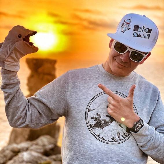 BIZÁR TÝDNE: Kříženec delfína s Hitlerem nahrál album. Je mi to jedno, vzkazuje Adolfeen na debutu