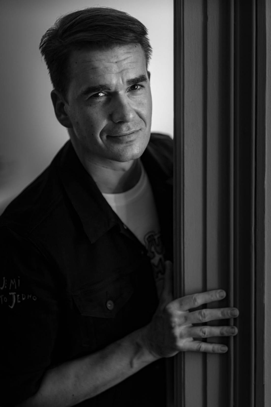 BIZÁR TÝDNE: Kříženec delfína s Hitlerem nahrál album. Je mi to jedno, vzkazuje Adolfeen na debutu