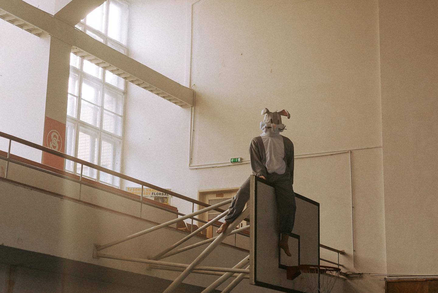 TOP 5 videoklipů týdne: Nečekaná spolupráce Bena Cristovaa a John Wolfhooker, Fiedlerski bez masky a emotivní novinka Demi Lovato