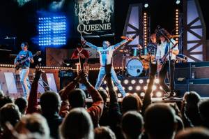 LIVE: Skupina Queenie nezklamala. Online koncert The Show Must Go Home vysílala do celého světa