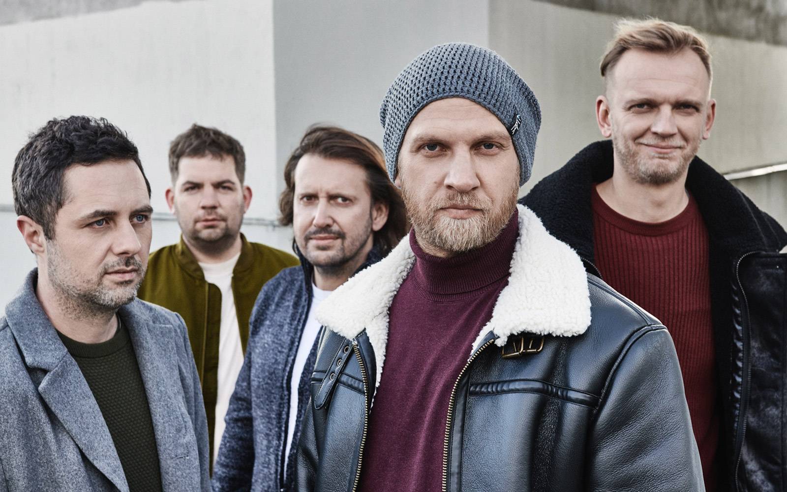 Jak se žije na šňůře | O5 a Radeček čas mezi koncerty tráví třeba na vesnickém fotbale. Jednou jim za cesty začala hořet dodávka