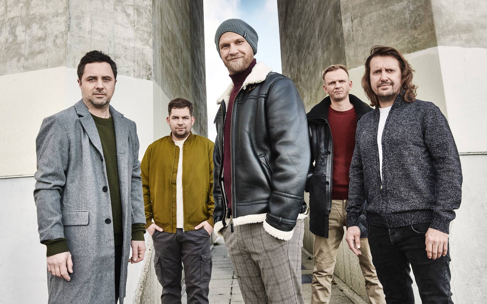 Jak se žije na šňůře | O5 a Radeček čas mezi koncerty tráví třeba na vesnickém fotbale. Jednou jim za cesty začala hořet dodávka