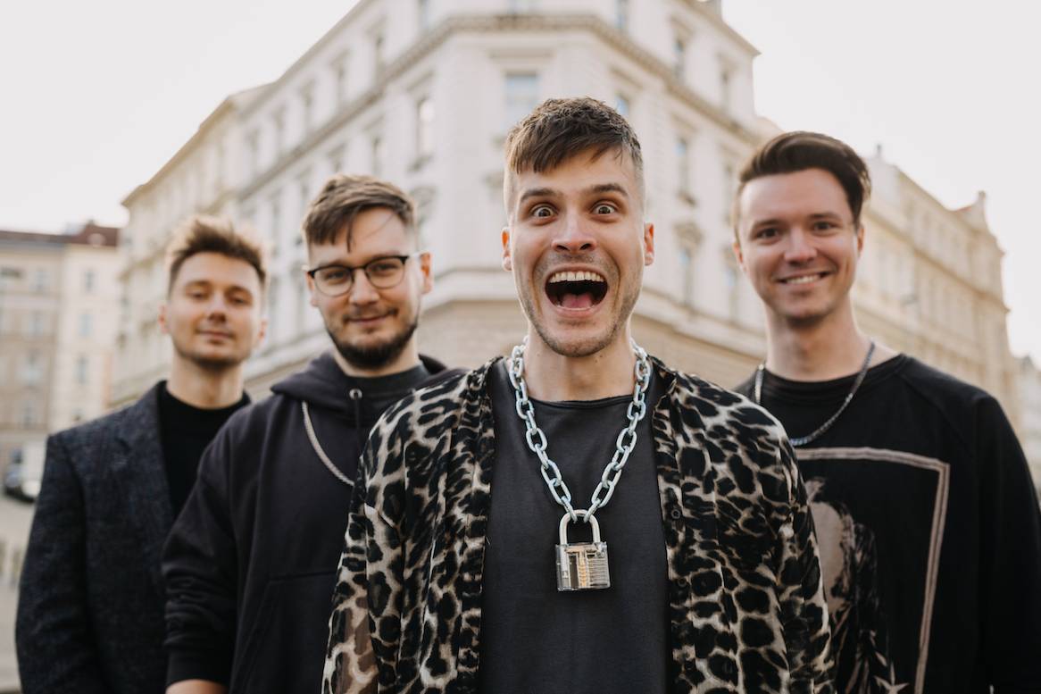 Jak se žije na šňůře | John Wolfhooker: Jednou nás napadlo položit na spícího Filipa noční stolek