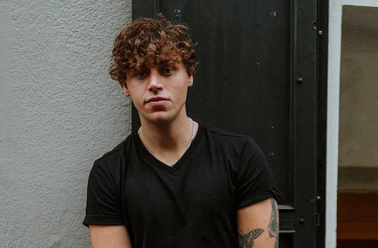 TOP 10 českých písní roku 2023 podle iREPORTu napsali Jelen, Vesna, Barbora Poláková i Ben Cristovao se Sofianem Medjmedj