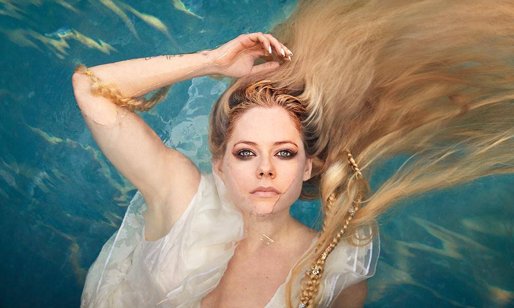 TOP 10 písní Avril Lavigne | Pop-punková hvězda si myslela, že umírá. Nyní se vztyčenou hlavou znovu koncertuje