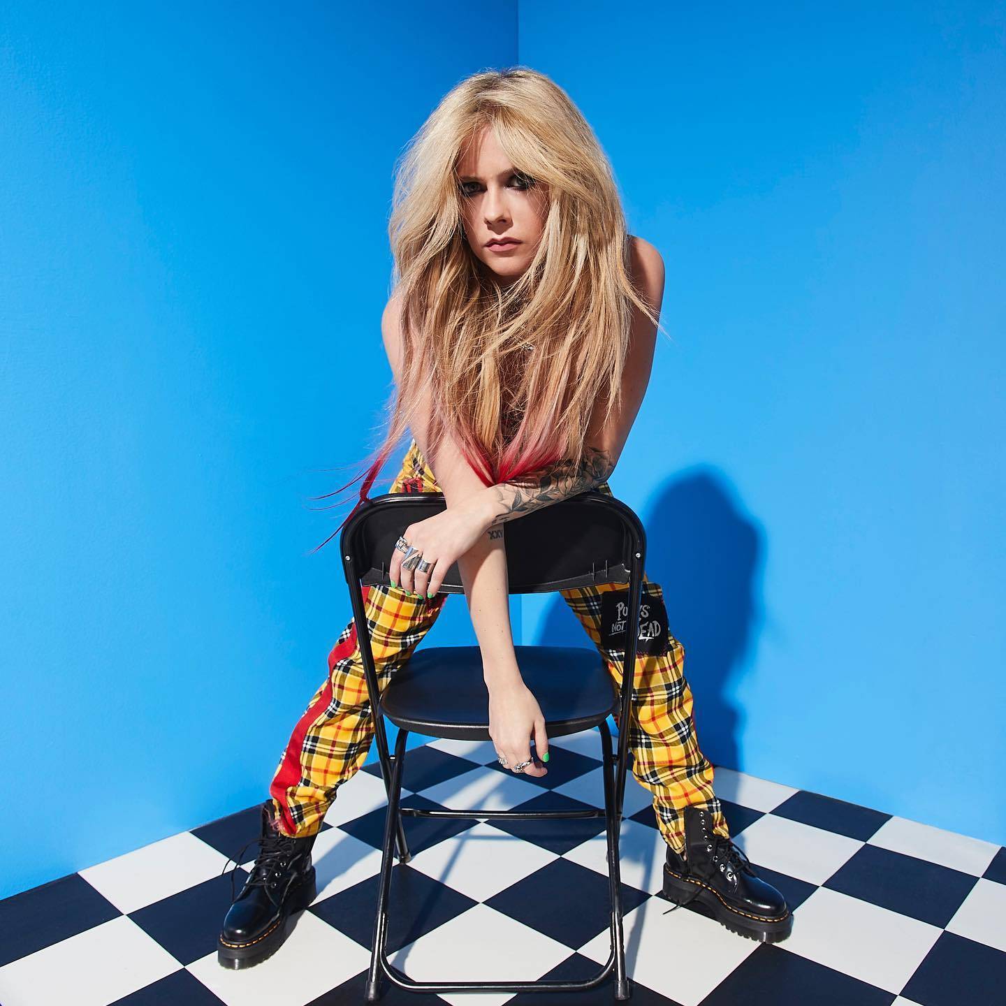 TOP 10 písní Avril Lavigne | Pop-punková hvězda si myslela, že umírá. Nyní se vztyčenou hlavou znovu koncertuje