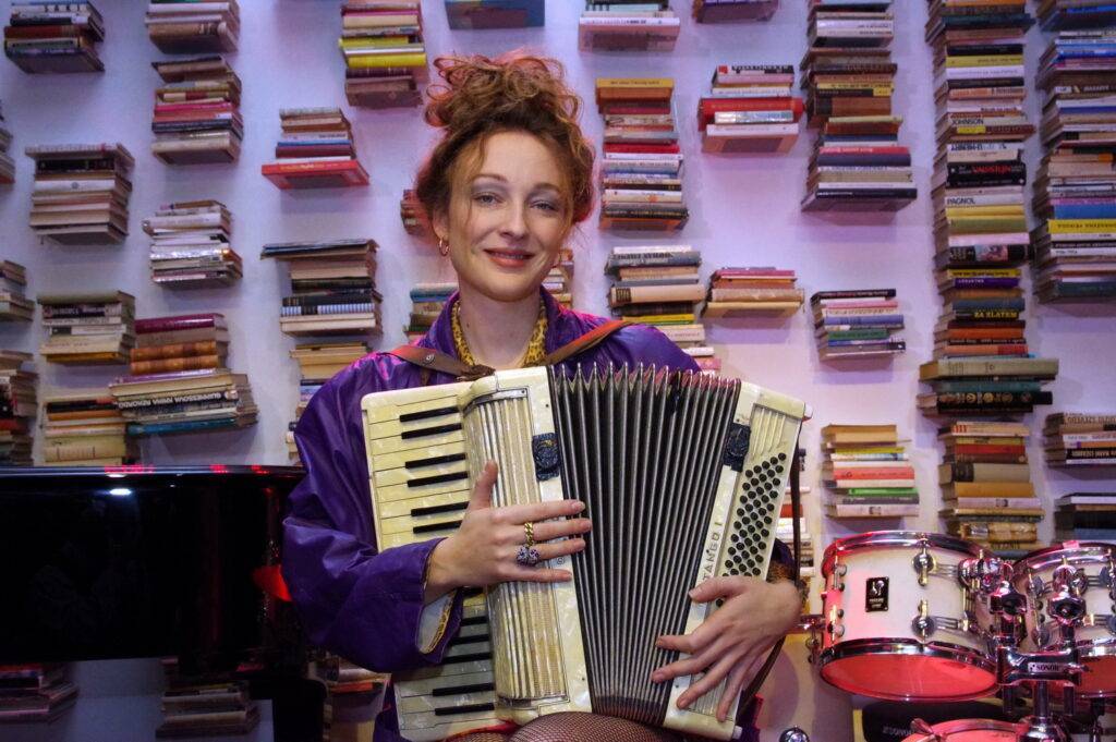 Nominační tipy Žebříku: Objeveni byli Reflections of Karma, Rozálie či Mat213, o Akci roku se ucházejí Rock for People, Chinaski i Kabát